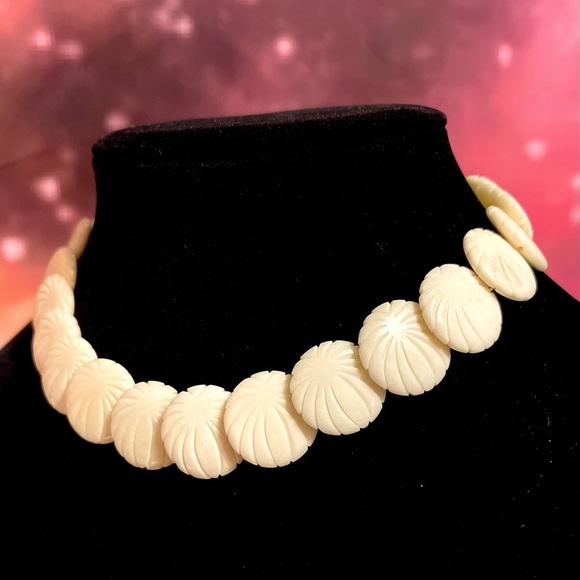 Vintage carved Bakelite disc choker necklace​​ - Picture 3 of 7